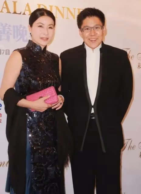 郭晶晶和霍啟剛出席活動穿亮片旗袍雍容華貴，盡顯當家主母範