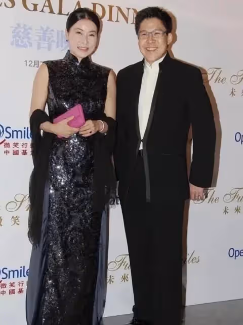 郭晶晶和霍啟剛出席活動穿亮片旗袍雍容華貴，盡顯當家主母範