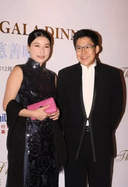 郭晶晶和霍啟剛出席活動穿亮片旗袍雍容華貴,盡顯當家主母範
