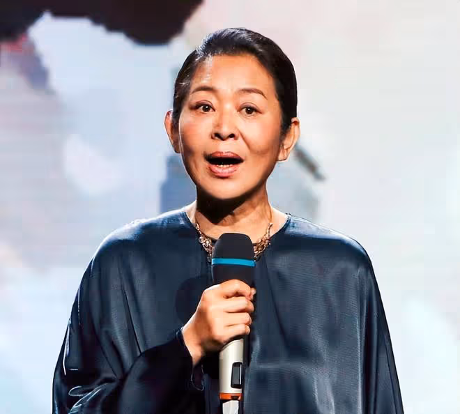 倪萍和陳紅同穿裙裝,一個優雅高級似貴婦,一個臉部坍塌像大媽
