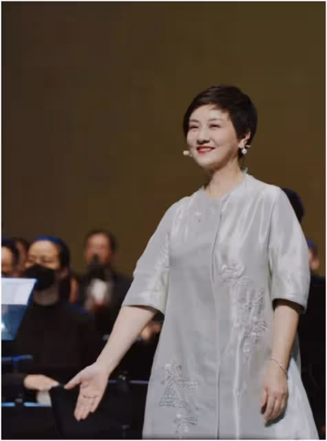 鄧婕越活越年輕！穿刺繡裙盡顯女方女性韻味，自然老去太優雅了