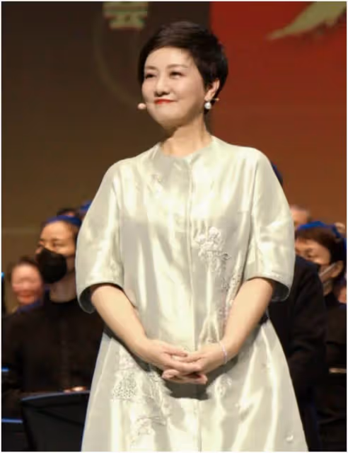鄧婕越活越年輕！穿刺繡裙盡顯女方女性韻味，自然老去太優雅了