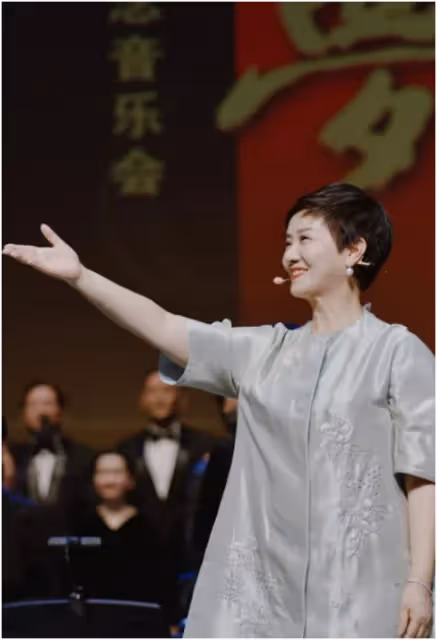 鄧婕越活越年輕！穿刺繡裙盡顯女方女性韻味，自然老去太優雅了