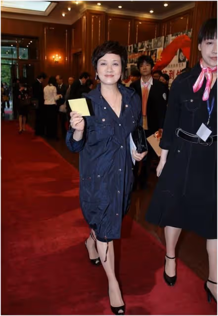 鄧婕越活越年輕!穿刺繡裙盡顯女方女性韻味,自然老去太優雅了