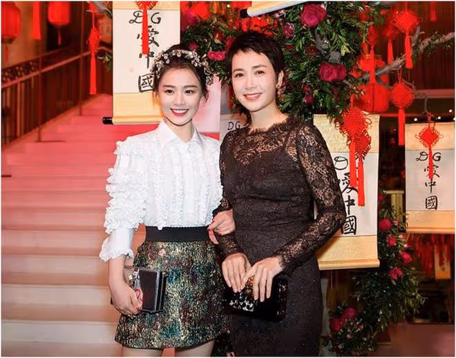 蔣雯麗與金馬影后外甥女同台，蕾絲霸氣十足，和外甥女同框似姐妹