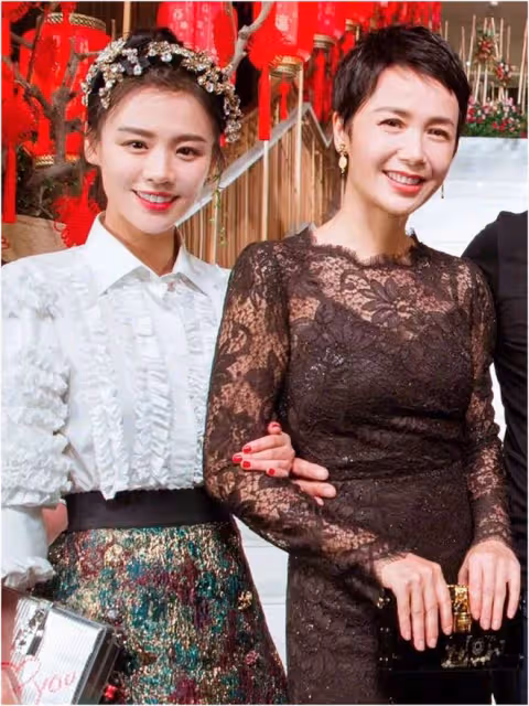 蔣雯麗與金馬影后外甥女同台，蕾絲霸氣十足，和外甥女同框似姐妹