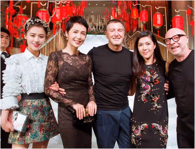 蔣雯麗與金馬影后外甥女同台，蕾絲霸氣十足，和外甥女同框似姐妹