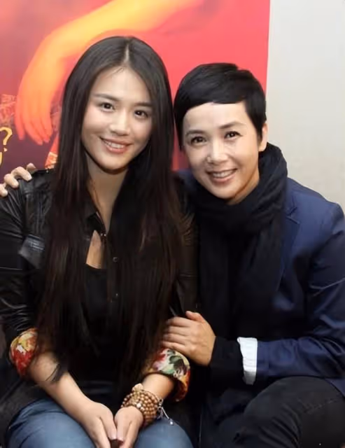 蔣雯麗與金馬影后外甥女同台，蕾絲霸氣十足，和外甥女同框似姐妹