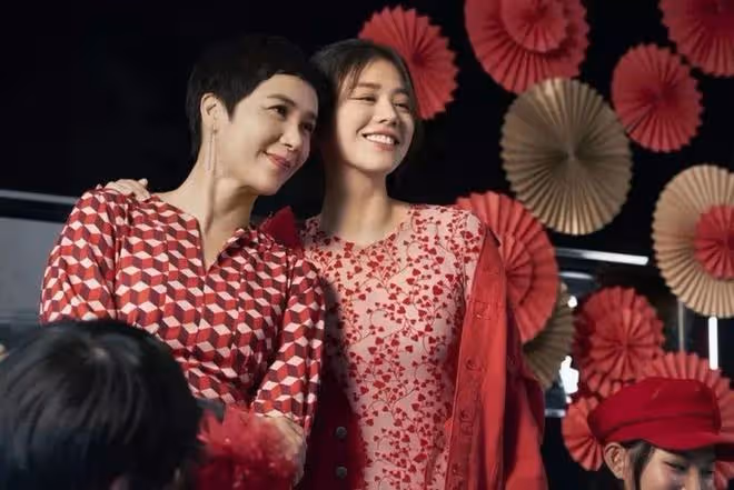 蔣雯麗與金馬影后外甥女同台，蕾絲霸氣十足，和外甥女同框似姐妹