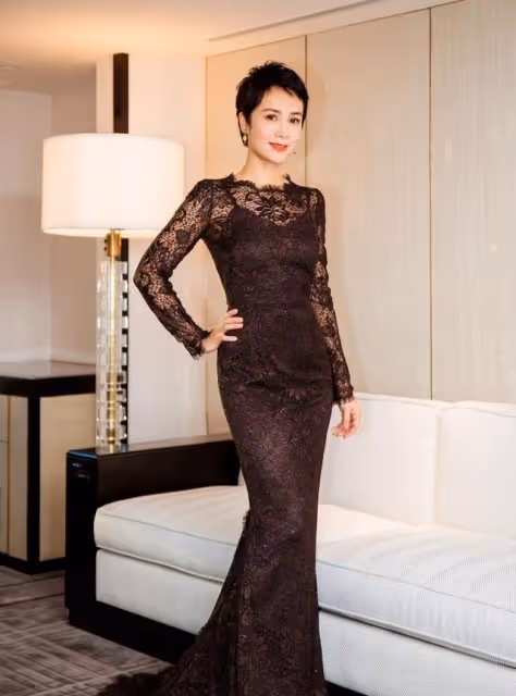 蔣雯麗與金馬影后外甥女同台,蕾絲霸氣十足,和外甥女同框似姐妹