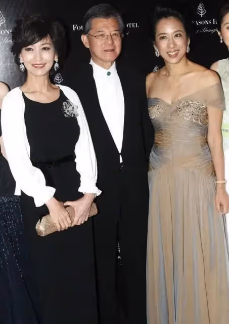 64歲朱玲玲同框69歲趙雅芝，一個一臉貴氣，一個顯老氣，差距立顯