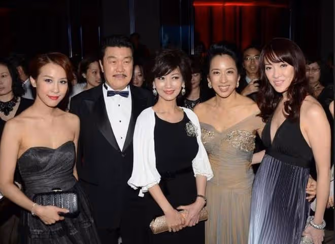 64歲朱玲玲同框69歲趙雅芝，一個一臉貴氣，一個顯老氣，差距立顯