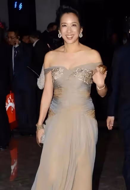 64歲朱玲玲同框69歲趙雅芝,一個一臉貴氣,一個顯老氣,差距立顯
