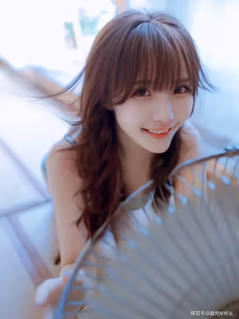 19歲極品尤物少女的居家時尚穿搭：夏日清風中的甜美精靈 清新碎花穿搭