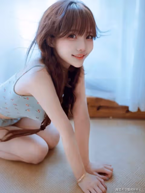 19歲極品尤物少女的居家時尚穿搭：夏日清風中的甜美精靈 清新碎花穿搭
