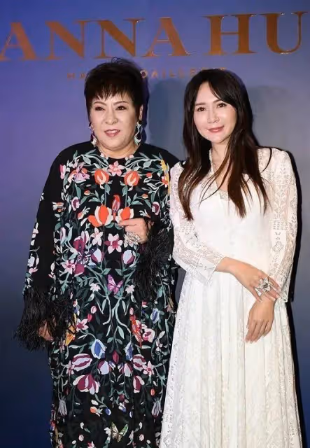 向太和何超瓊同框,一個扮嫩卻顯老,一個優雅大氣,差距一目了然