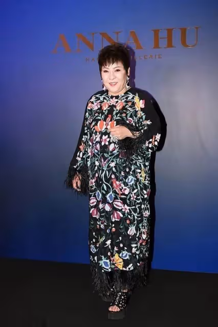 向太和何超瓊同框,一個扮嫩卻顯老,一個優雅大氣,差距一目了然
