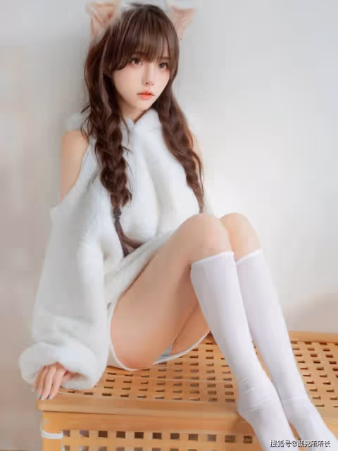 19歲極品尤物少女的時尚穿搭：毛茸茸衛衣搭配白襪 休閒性感風十足