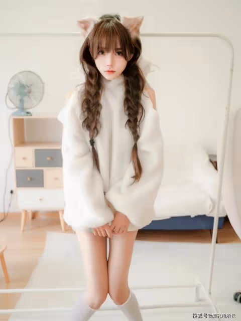 19歲極品尤物少女的時尚穿搭：毛茸茸衛衣搭配白襪 休閒性感風十足