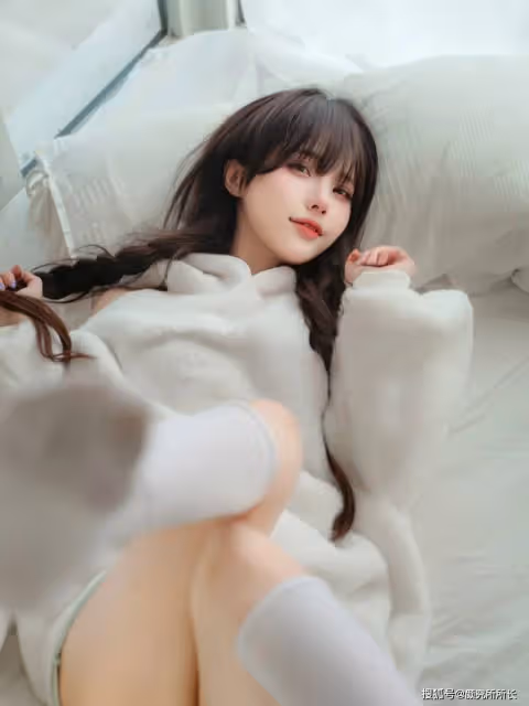19歲極品尤物少女的時尚穿搭：毛茸茸衛衣搭配白襪 休閒性感風十足
