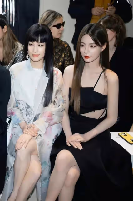 黃聖依和沈夢辰同框看秀,穿中式風薄紗外套齊劉海,輸的好徹底