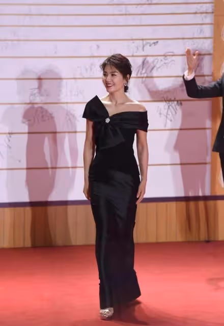 劉濤和39歲蔣欣同框，一個真女神，一個假女神，輸了年齡贏了氣質