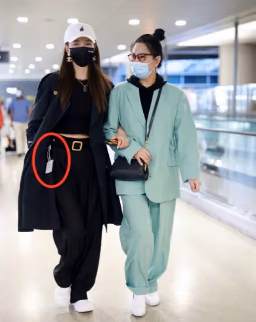 沈夢辰帶媽媽走機場,媽媽打扮花哨時髦,明星女兒被媽媽搶了風頭