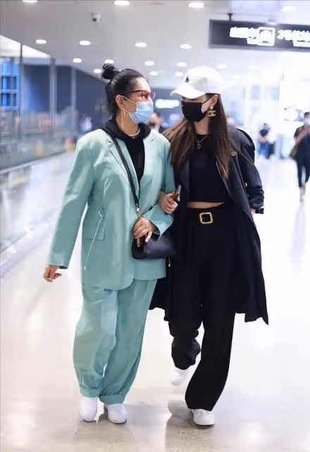 沈夢辰帶媽媽走機場,媽媽打扮花哨時髦,明星女兒被媽媽搶了風頭