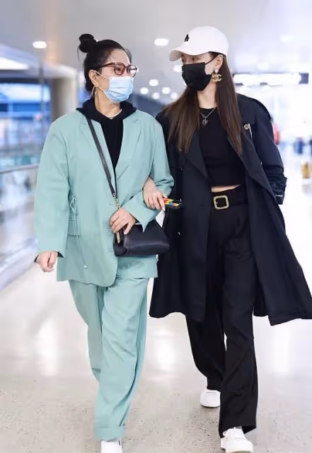 沈夢辰帶媽媽走機場,媽媽打扮花哨時髦,明星女兒被媽媽搶了風頭