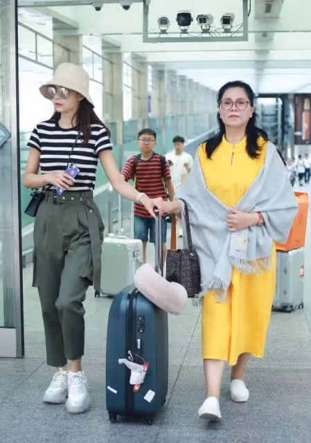 沈夢辰帶媽媽走機場,媽媽打扮花哨時髦,明星女兒被媽媽搶了風頭