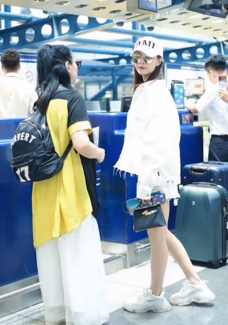 沈夢辰帶媽媽走機場,媽媽打扮花哨時髦,明星女兒被媽媽搶了風頭