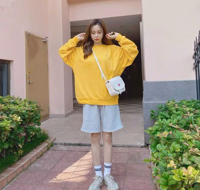 沈夢辰帶媽媽走機場,媽媽打扮花哨時髦,明星女兒被媽媽搶了風頭