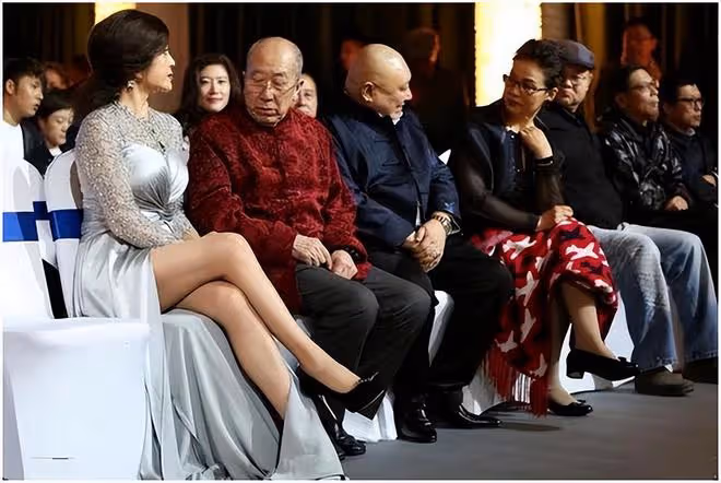 劉曉慶同框68歲潘虹,一個像少女,一個像奶奶,2歲之差大不同