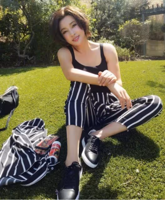 劉曉慶同框68歲潘虹,一個像少女,一個像奶奶,2歲之差大不同