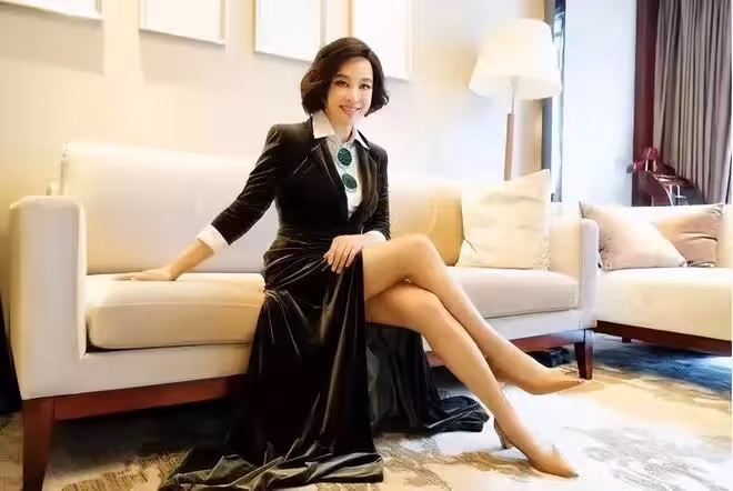 劉曉慶同框68歲潘虹,一個像少女,一個像奶奶,2歲之差大不同