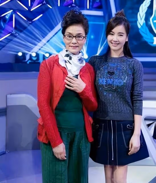 劉曉慶同框68歲潘虹,一個像少女,一個像奶奶,2歲之差大不同