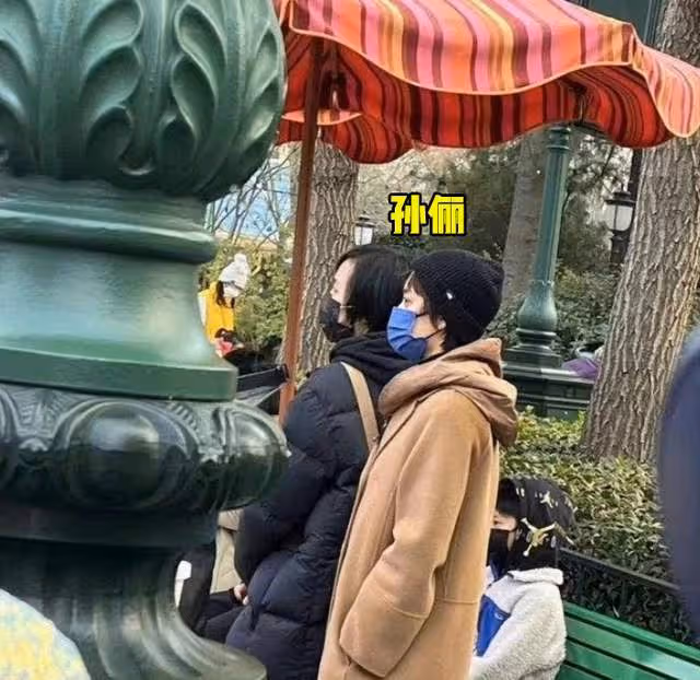 張萌迪士尼領航認不出,5歲女兒穿3000元衛衣,長得像富豪爸爸
