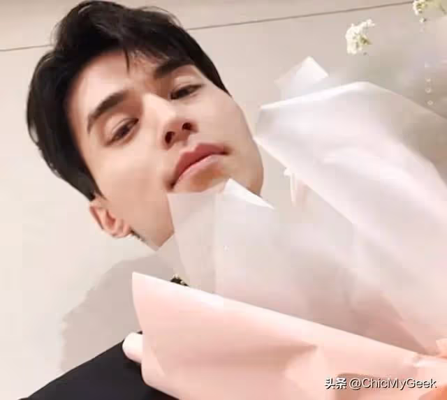 男神歐巴竟有這一面！李棟旭迷之自拍看呆粉絲！
