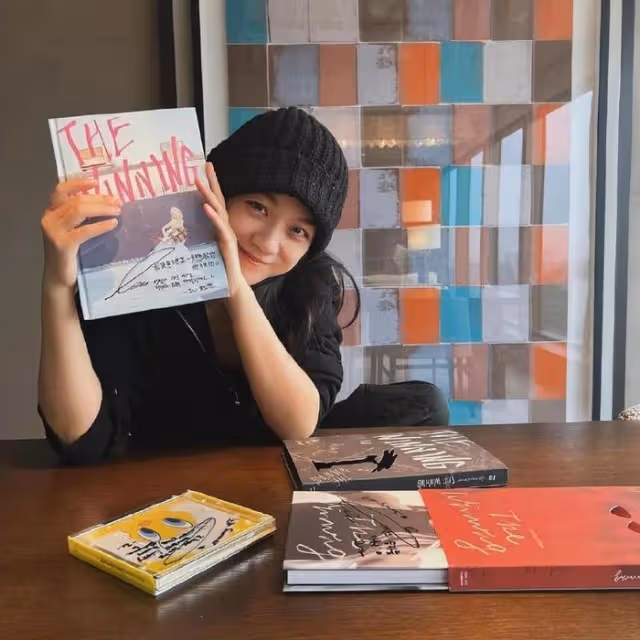 她出席IU演唱會，曬出IU禮物，坦言表示，女兒說IU比她媽媽漂亮