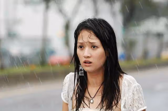 尺度破天際無人接演，過氣女星勇敢救場，竟意外翻紅成為一姐？