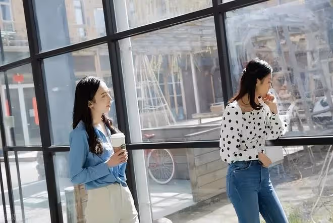 母親去世後我6年沒回娘家，正月二十四剛到村口，就被侄子堵住了