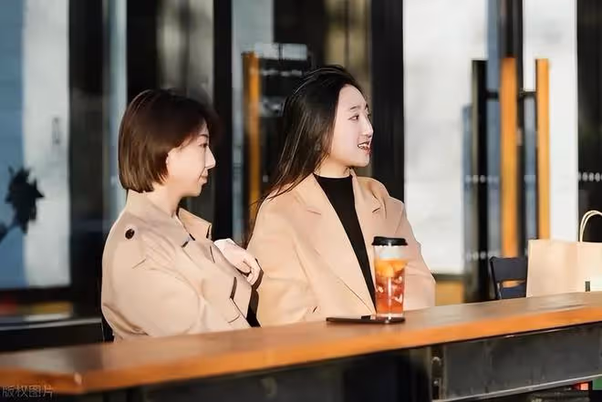 母親去世後我6年沒回娘家，正月二十四剛到村口，就被侄子堵住了