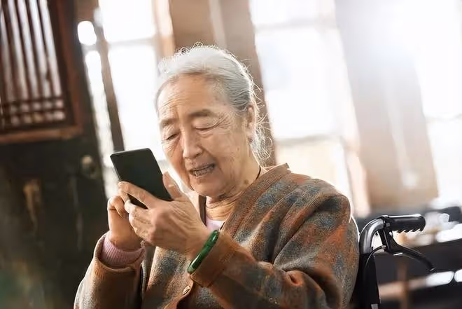 兒子缺錢向我訴苦，我送50萬到他家，聽見兒媳打電話我轉身離開