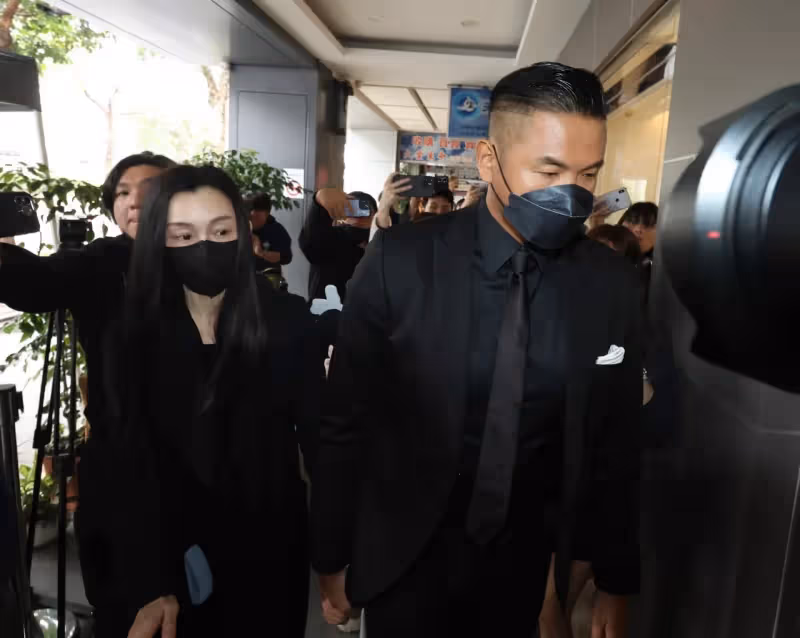 小S緊牽許雅鈞哀思公公　婆婆神情憔悴3孫女暖心陪伴