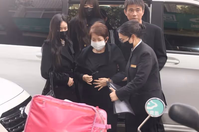 小S緊牽許雅鈞哀思公公　婆婆神情憔悴3孫女暖心陪伴