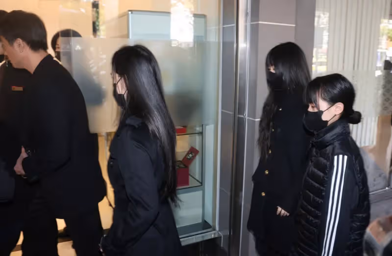 小S緊牽許雅鈞哀思公公　婆婆神情憔悴3孫女暖心陪伴