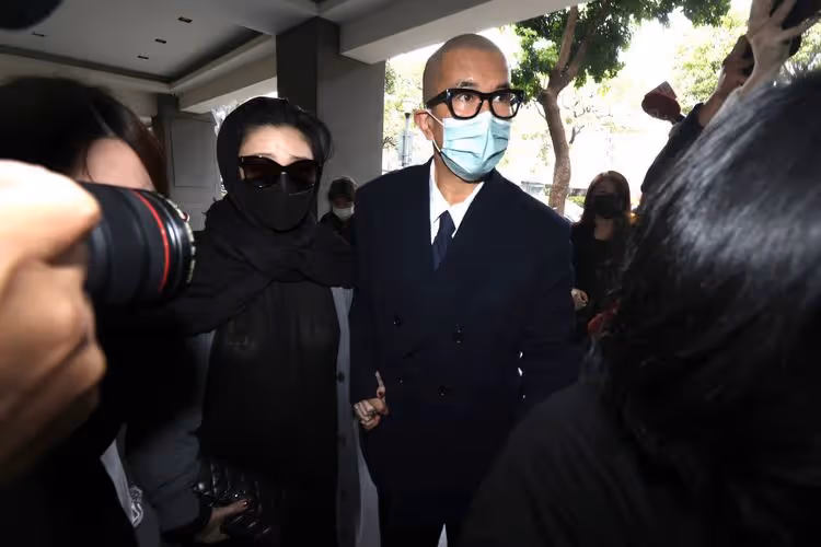 大S蒙面十指緊扣具俊曄　偕S媽悼念親家公