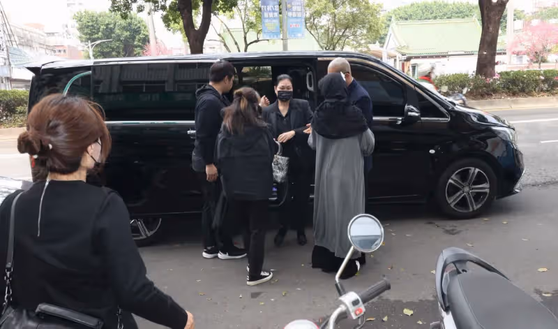大S蒙面十指緊扣具俊曄　偕S媽悼念親家公