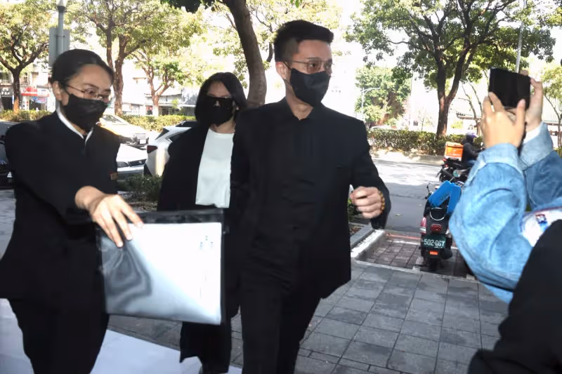 大S蒙面十指緊扣具俊曄　偕S媽悼念親家公