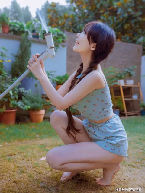 19歲極品尤物少女時尚穿搭:夏日清甜碎花裙 猶如冰淇淋般融化人心
